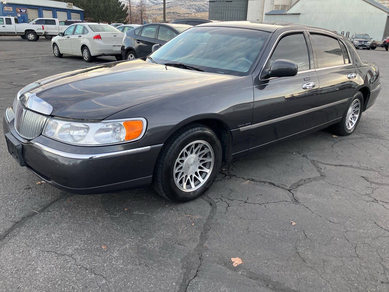 2000 - Lincoln - Town Car - $7,495