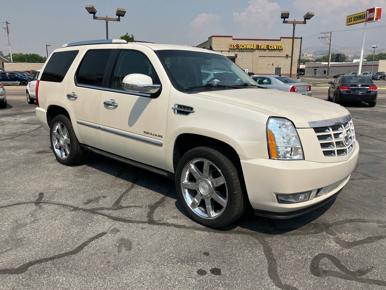 cdn05_carsforsale_com-00877a576117aa2313bafd49c7a7260c79-1280_960-2010-cadillac-escalade-platinum-edition-awd-4dr-suv_jpg